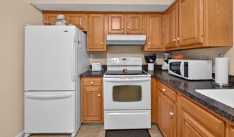 24 Manorwood Dr 24, Branford, CT 06405
