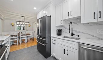 200 Merrick Rd R, Amityville, NY 11701