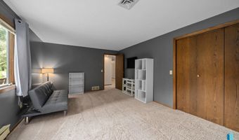 2908 N Oak Rd, Brandon, SD 57005