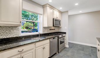 2935 LANDOVER St, Alexandria, VA 22305