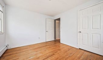 71 Sunshine Cir, Bridgeport, CT 06606