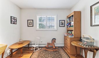 230 Geary Dr, Middletown, NJ 07748