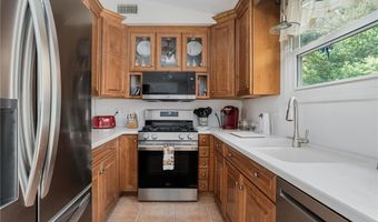 40 Red Oak Dr, Coventry, RI 02816