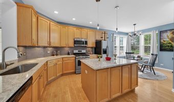 4001 Whitehall Ln, Algonquin, IL 60102