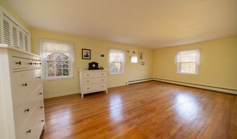 10 Corbin Cir, Branford, CT 06405