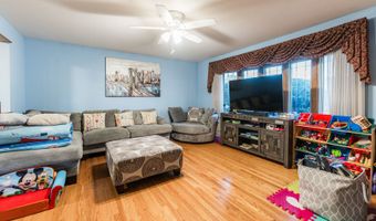 1527 W Holtz Ave, Addison, IL 60101