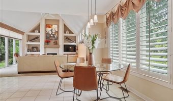 255 Bonnie Ln, Aurora, OH 44202