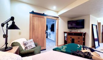 300 Round Up Ln, Bakersfield, MO 65609