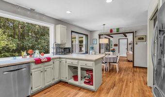 8 Sassafras Ln, Clinton, CT 06413