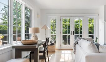 72 Summerfield Ln, Middletown, RI 02842