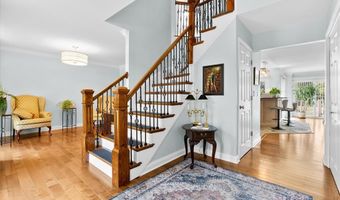 18 Woodland Hills Ct, Alton, IL 62002