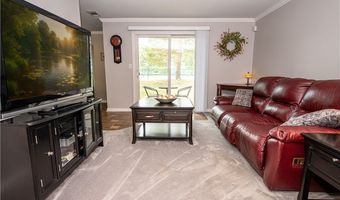 2 Southcreek Ct B, Amherst, NY 14051