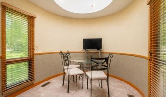 4 High Mountain Trl, Bayonne, NJ 07035