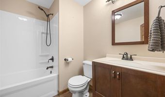 149 Country Club Ct, Anamosa, IA 52205