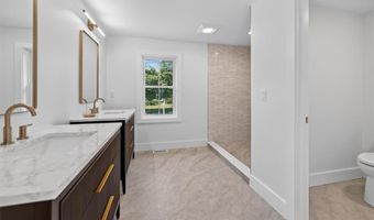 61 Applegate Rd, Cranston, RI 02920