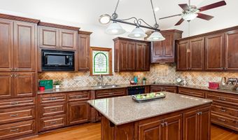 10715 Shoreline Dr, Baton Rouge, LA 70809