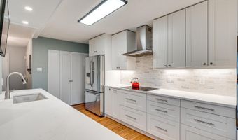 200 N PICKETT St 308, Alexandria, VA 22304