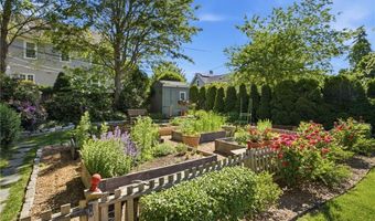 6 Brooks Ave, Newport, RI 02840