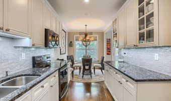 28 Crestview Ln 28, Danbury, CT 06810