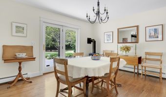 2 Sunnyfield Ln, Falmouth, ME 04105