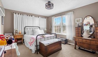 280 Carmel Woods Dr, Ballwin, MO 63021