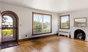 247 W Main Rd, Middletown, RI 02842