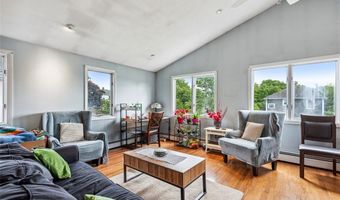 93 Church St, Barrington, RI 02806