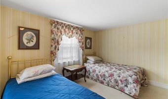 36 Willow Ave, Middletown, RI 02842