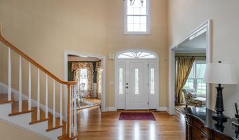 15 Logging Trail Ln, Brookfield, CT 06804