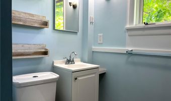 77 Narragansett Ave 2Nd Fl, Narragansett, RI 02882