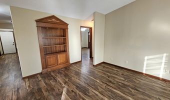 2702 Railroad Cir, Aberdeen, SD 57401