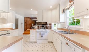 8202 EXCALIBUR Ct, Annandale, VA 22003