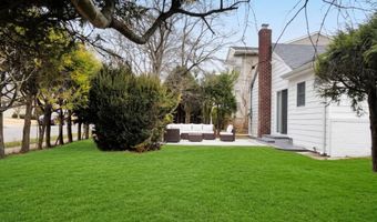 12 Deepdale Pkwy, Albertson, NY 11507