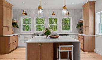 8 Knight St, Falmouth, ME 04105