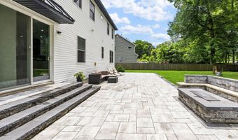 129 Magnolia Ln, Middletown, NJ 07748
