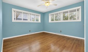 1040 E MOORPARK Ave, Appleton, WI 54911