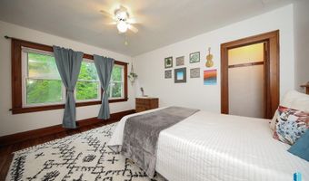 105 N 7th St, Beresford, SD 57004