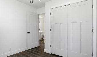 427 N Harrison Ave, Aurora, MO 65605