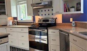 28 Mast Ct, Middletown, RI 02842