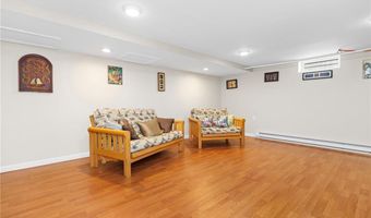 67 Linden St, Middletown, RI 02842
