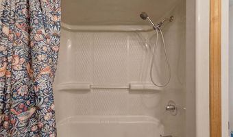 21 Portland St, Lincoln, RI 02838