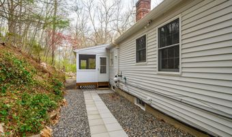 23 Oak Grove Rd, Brookfield, CT 06804