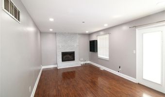 912 Oakwood Farms Ln, Ballwin, MO 63021