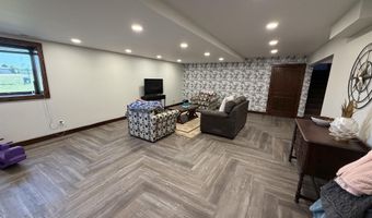 1524 Beechwood Dr, Aurora, NE 68818