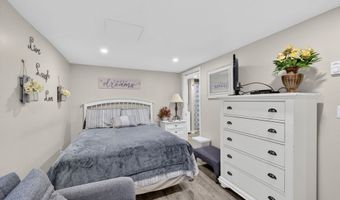 22 Connecticut Ave, Middletown, RI 02842