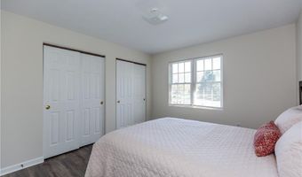 136 Hope Hill Ter, Cranston, RI 02921