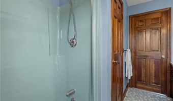 4 Karen Ln, Bristol, RI 02809