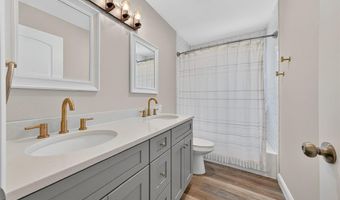 107 Falmouth Dr, Ballwin, MO 63011