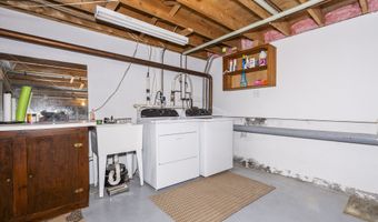 232 Point Of Woods Dr, Albany, NY 12203