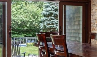 258 Woodridge Dr, North Kingstown, RI 02874